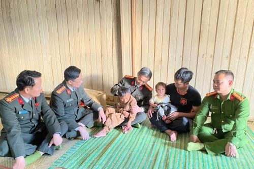 Công an thành phố Đà Nẵng thăm, động viên thân nhân thành viên tham gia lực lượng bảo vệ an ninh trật tự cơ sở xã Hùng Sơn
