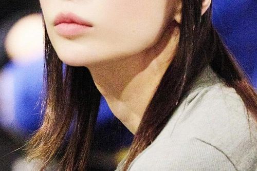 Thần tượng được yêu mến vẫn biểu diễn trước 14.000 chỗ ngồi trống