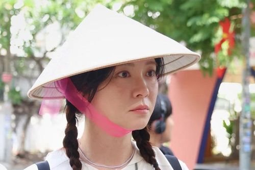 Song Ji Hyo thú nhận 'ghen tị' với Lee Kwang Soo và Jung Il Woo khi được đóng phim hợp tác giữa Việt Nam và Hàn Quốc