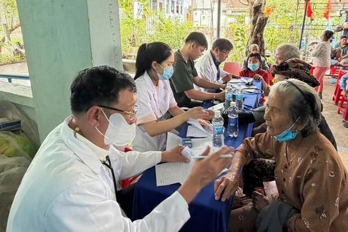 Đắk Lắk: Khám chữa bệnh miễn phí cho hàng ngàn hộ dân vùng 'rốn lũ'