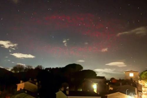 Bí ẩn quầng sáng đỏ kỳ lạ giống UFO xuất hiện ở Italy