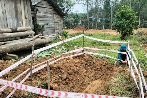 Đào móng làm nhà, phát hiện bom 'khủng' còn nguyên kíp nổ