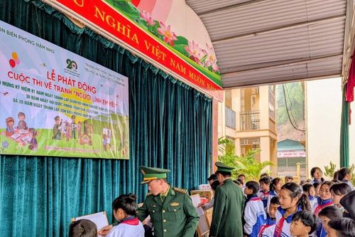 Học sinh vùng biên Nà Hỳ tham gia Cuộc thi vẽ tranh 'Người lính em yêu'