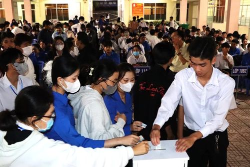 Nhiều trường học ở Cà Mau chiếu phim Mưa đỏ kết hợp ủng hộ đồng bào bị lũ lụt