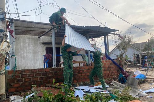 Tình quân - dân, nghĩa đồng bào ấm áp trong mưa lũ
