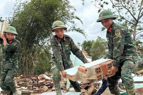 Quân khu 5 'thần tốc' xây nhà giúp người dân sau lũ