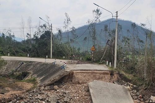 Gia Lai: Hơn 30m cầu bị sập trong bão 13, người dân phải đi đường vòng xa