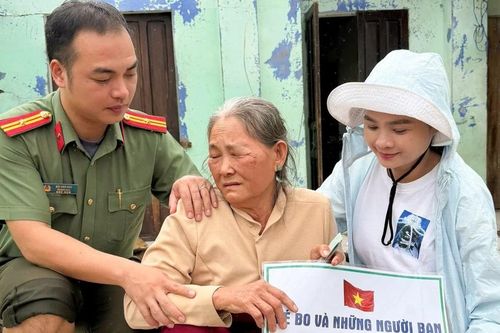 Tuổi trẻ công an Đà Nẵng tiếp sức bà con vùng lũ Đắk Lắk, Đà Nẵng dựng lại nhà cửa