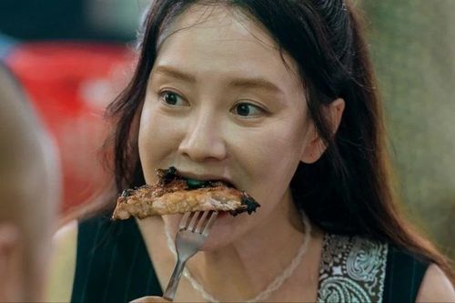 Bắt gặp minh tinh Hàn Quốc ăn trứng vịt lộn, thịt nướng trên đường phố Đà Nẵng