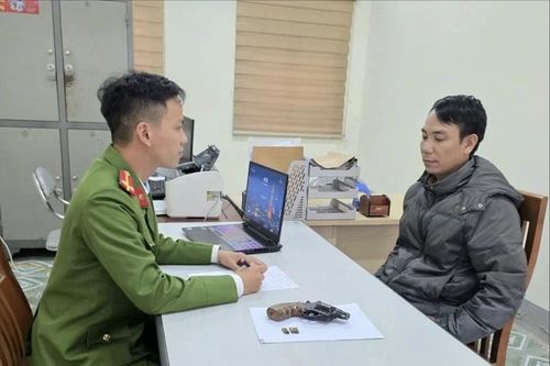 Bắt giữ người đàn ông dùng súng bắn chỉ thiên 'góp vui' trong đám cưới
