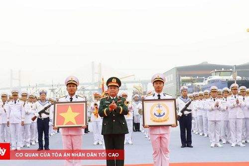 Lễ thượng cờ trên Tàu 889 - Giáo sư Gagarinsky