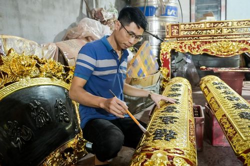 Đồ thờ 'cháy đơn' ở làng nghề mộc cổ Đằng Chương: 'Năm nay bán chạy hơn hẳn'