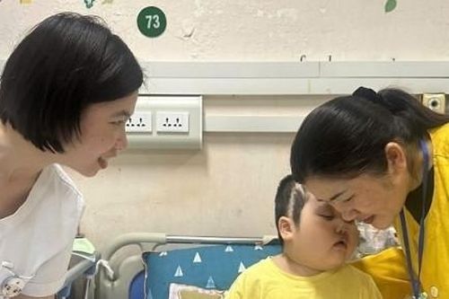 Bé gái 7 tuổi trải qua 7 lần mổ não, gia đình kiệt quệ mong chờ phép màu
