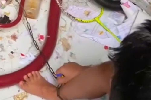 Bé gái mồ côi nghi bị bố xích chân trong căn phòng ngập rác