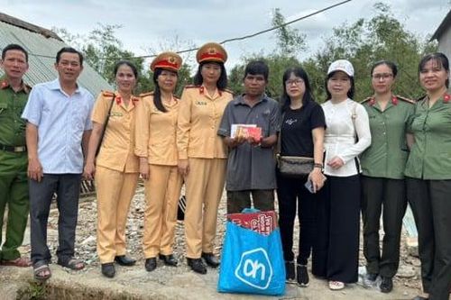 Đến với bà con Xuân Lãnh, Đắk Lắk: Hơi ấm sẻ chia những phận người lao đao trong bão lũ