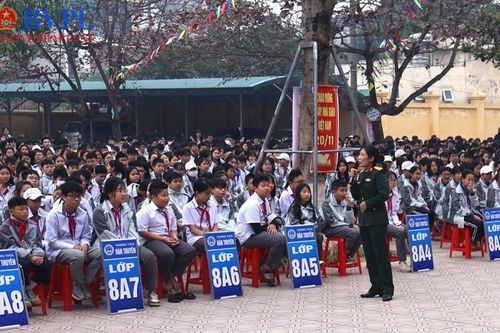 VKSQS khu vực 32, tỉnh Ninh Bình tuyên truyền pháp luật tại Trường Trung học cơ sở Hàn Thuyên