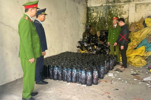 Phát hiện điểm tàng trữ 244 bình 'khí cười'