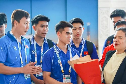 Đội tuyển U22 Việt Nam đến Bangkok, sẵn sàng cho ngày xung trận tại SEA Games 33