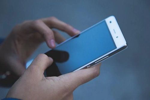 Singapore cấm học sinh trung học dùng điện thoại và đồng hồ thông minh