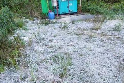 Xuất hiện băng giá, Bộ đội Biên phòng hỗ trợ người dân vùng cao phòng, chống rét
