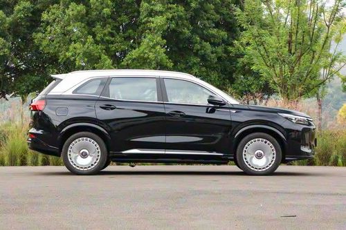 SUV 7 chỗ, động cơ PHEV, giá gần 450 triệu đồng