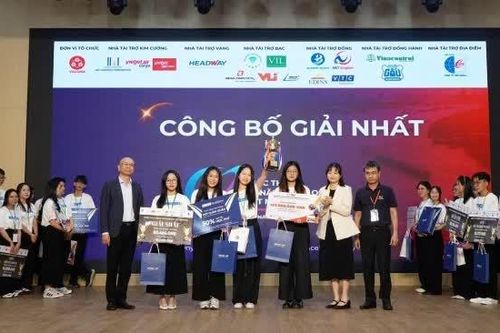 Giải pháp kết nối trạm sạc thông minh vô địch Tài năng trẻ Logistics 2025