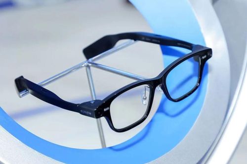 Alibaba mở bán kính AI giá 500 đô la, cạnh tranh trực tiếp với Meta