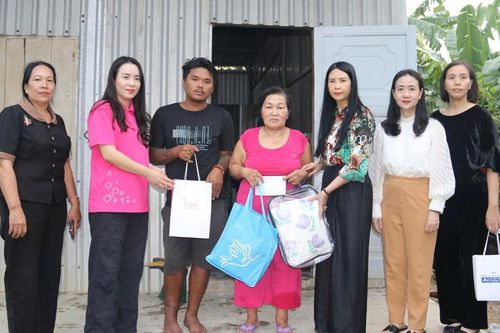 Phó Chủ tịch Thường trực Trần Lan Phương thăm, trao quà hội viên, phụ nữ và trẻ em vùng lũ Khánh Hòa