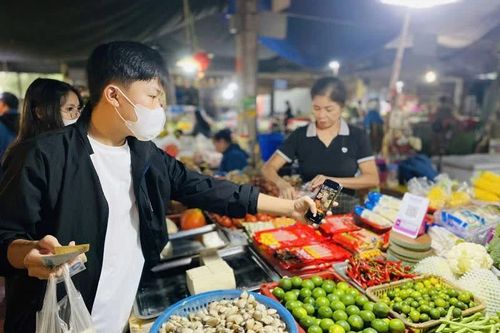 Chợ truyền thống 'chuyển mình' trong nhịp sống hiện đại