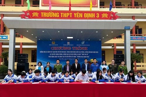Học sinh xã Yên Phú tìm hiểu kiến thức về ứng phó với HIV/AIDS, phòng chống bạo lực học đường