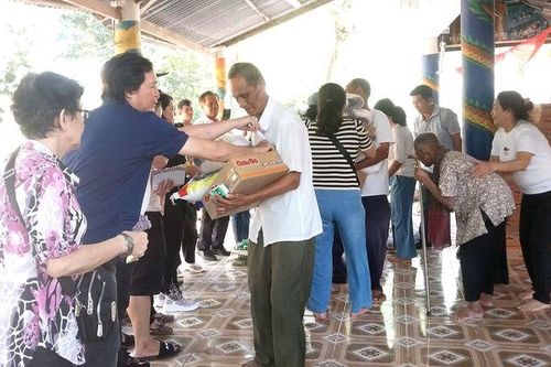 Trao 200 phần quà cho đồng bào Khmer xã An Cư và phường Tịnh Biên