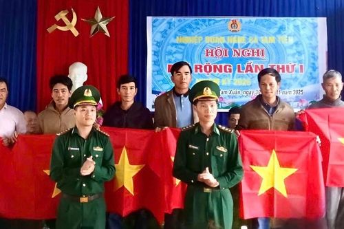Đồn Biên phòng Tam Thanh tuyên truyền chống khai thác IUU và tặng cờ Tổ quốc cho ngư dân