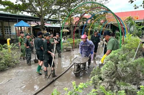 Công an Đồng Nai giúp người dân vùng lũ