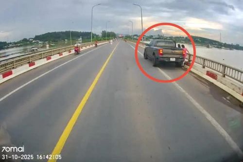 Lập biên bản vi phạm hành chính đối với nữ tài xế dừng xe bán tải trên cầu La Ngà