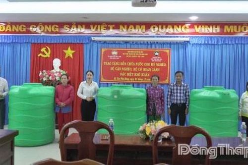 Ủy ban Mặt trận Tổ quốc Việt Nam tỉnh trao 13 bồn chứa nước cho người dân