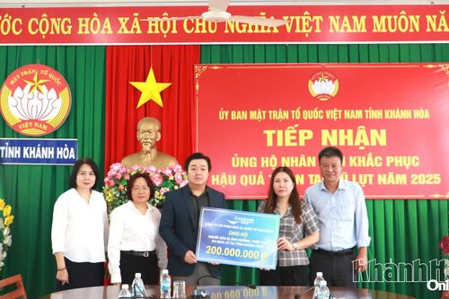Ủy ban MTTQ Việt Nam tỉnh tiếp nhận kinh phí và hàng hóa hỗ trợ người dân bị thiệt hại do mưa lũ