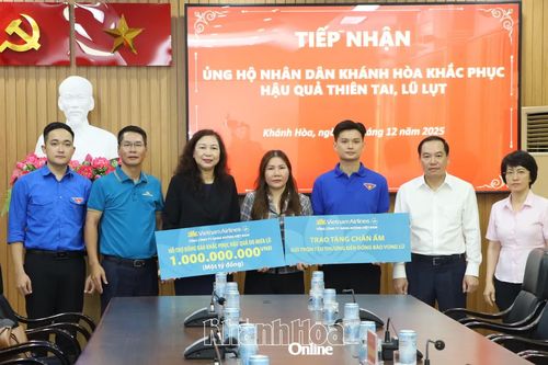 Các doanh nghiệp ủng hộ tỉnh Khánh Hòa 2 tỷ đồng và 2.000 chăn ấm khắc phục hậu quả thiên tai