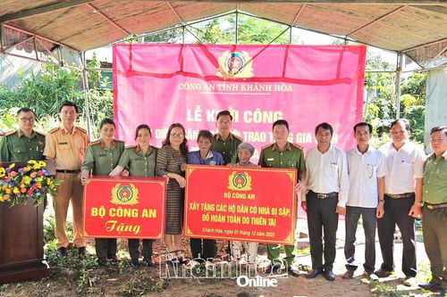 Trao 100 triệu đồng cho gia đình có nhà bị sập ở xã Công Hải
