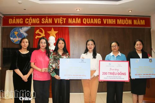 Hội Liên hiệp Phụ nữ Việt Nam trao kinh phí hỗ trợ phụ nữ, trẻ em mồ côi bị ảnh hưởng bởi mưa lũ