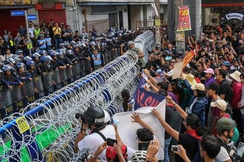 Biểu tình liên tiếp nổ ra, Tổng thống Philippines Marcos chịu sức ép chưa từng có