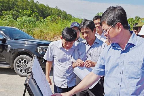 Nắng ráo, nhà thầu tất bật thi công các công trình trọng điểm
