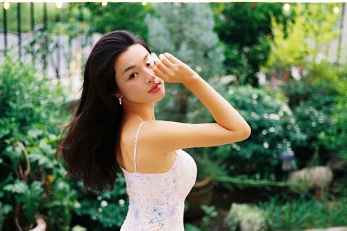 Lan Thy: Nhan sắc 'Thư Kỳ' và sự nghiệp chưa tỏa sáng