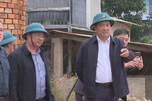 Phó Chủ tịch Thường trực UBND tỉnh Lâm Đồng Lê Trọng Yên kiểm tra, chỉ đạo khắc phục sạt lở bờ sông Đa Nhim