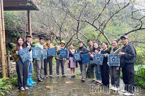 Người 'đánh thức' du lịch cộng đồng bản Mông