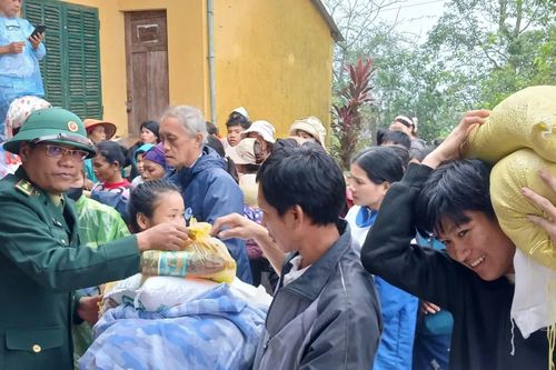 Trao tặng hơn 400 suất quà cho người dân vùng biên giới Việt-Lào