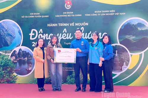 Văn phòng Bộ Tài chính trao quà và học bổng cho học sinh