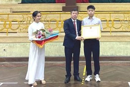 Chủ tịch UBND thành phố tặng Bằng khen cho Lê Quang Duy Khoa sau Chung kết Olympia 2025