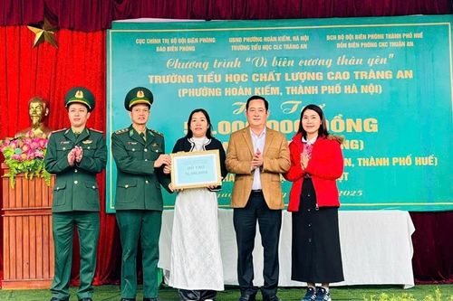Trao tặng 50 triệu đồng cho Trường Tiểu học Phú Tân