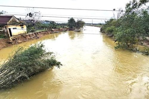 Huế: Sạt lở lấn sâu vào bờ hơn 3m, người dân sống trong sợ hãi bên sông Rào Cùng