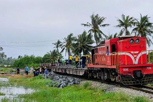 Hơn 100 đoàn tàu Bắc - Nam ngừng chạy do ảnh hưởng mưa lũ, thiệt hại gần 50 tỷ đồng